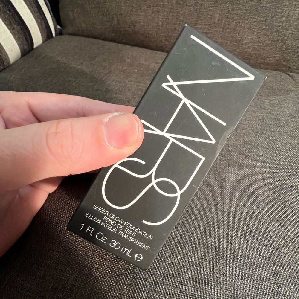 Light 3 GOBI - NARS Sheer Glow Foundation - Picture 4 of 8